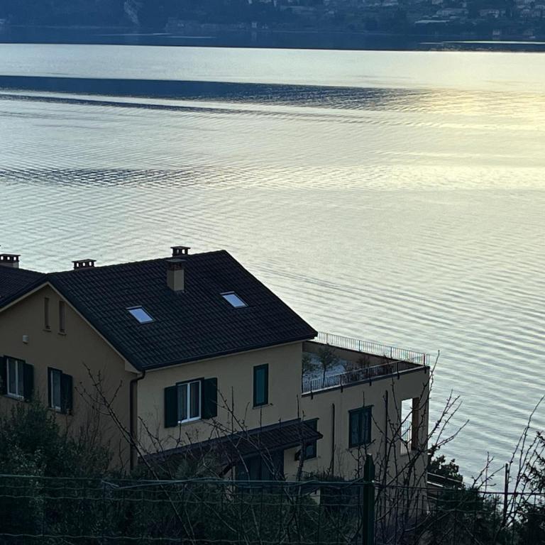 Il terrazzo sul Lago - Appartamento con 3 Camere da Letto - 70