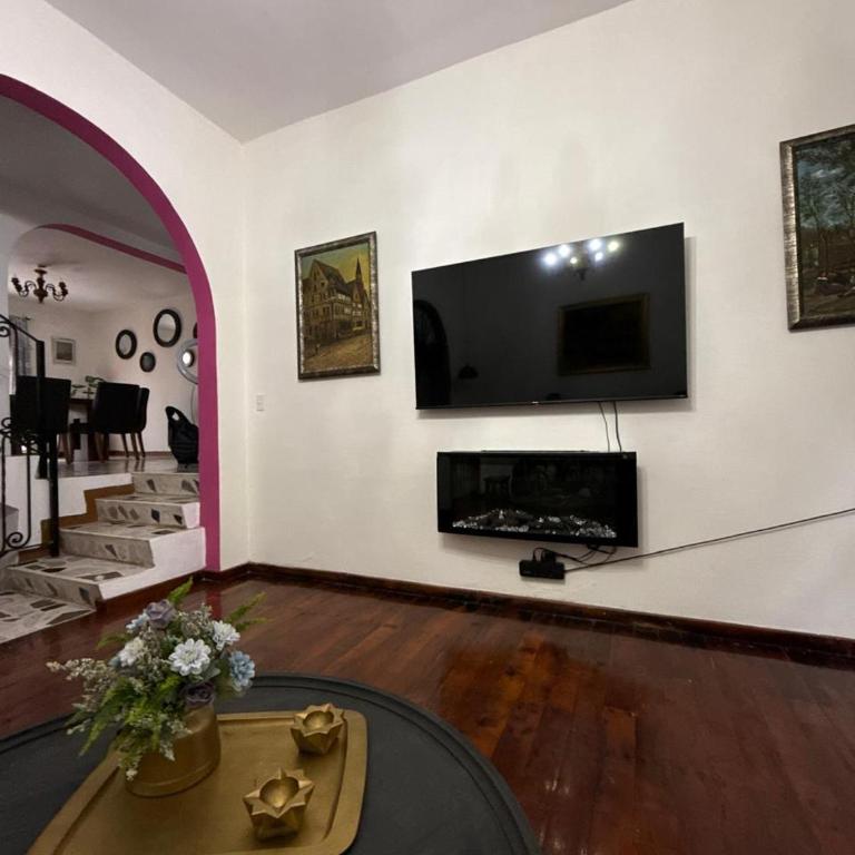 Casa Amplia con hermosa vista y estacionamiento privado - Five-Bedroom House - 2