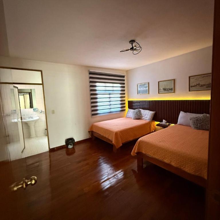 Casa Amplia con hermosa vista y estacionamiento privado - Five-Bedroom House - 16