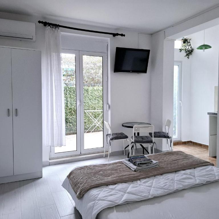 Apartments Kaludjerovic - Studio with Garden View - 9