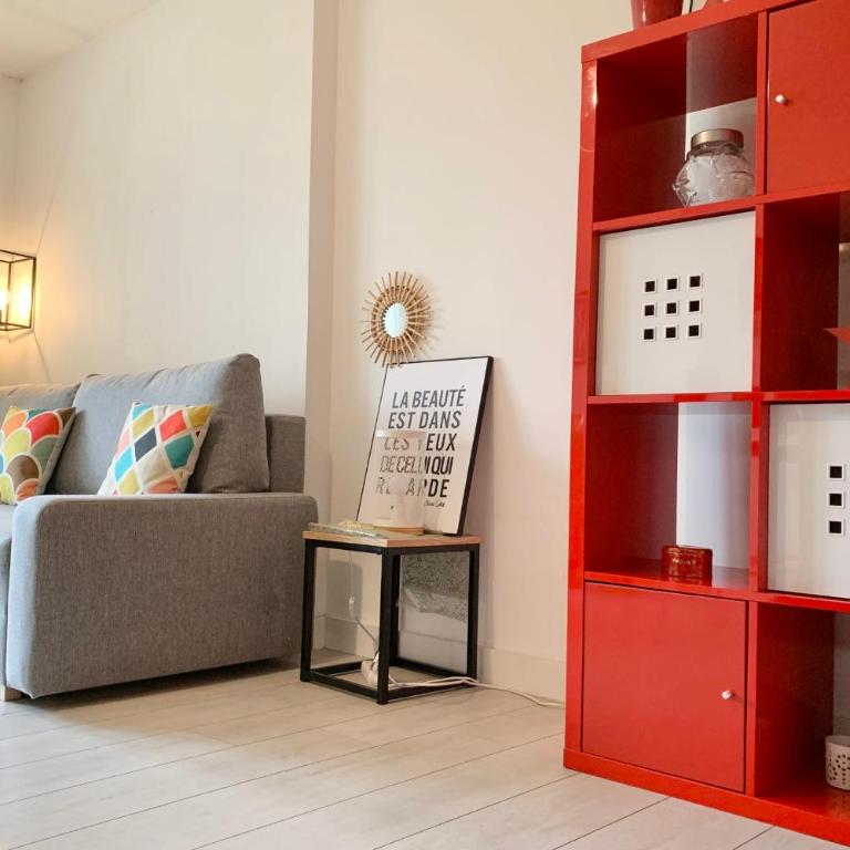 #D1 The red one Studio sofa bed Near GEM train station - Estudio - 1