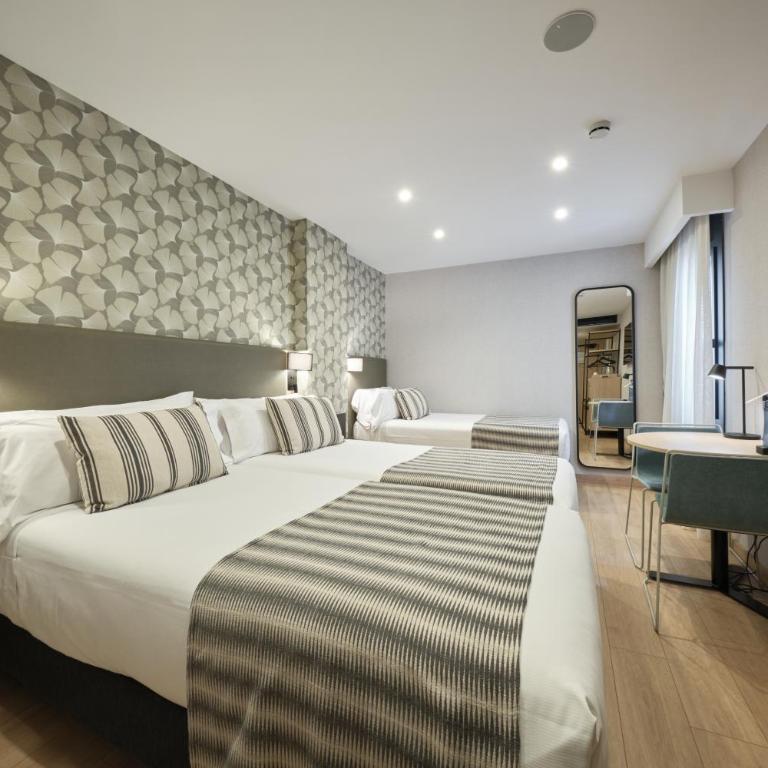 Catalonia Park Güell - Premium Deluxe Triple Room - 4