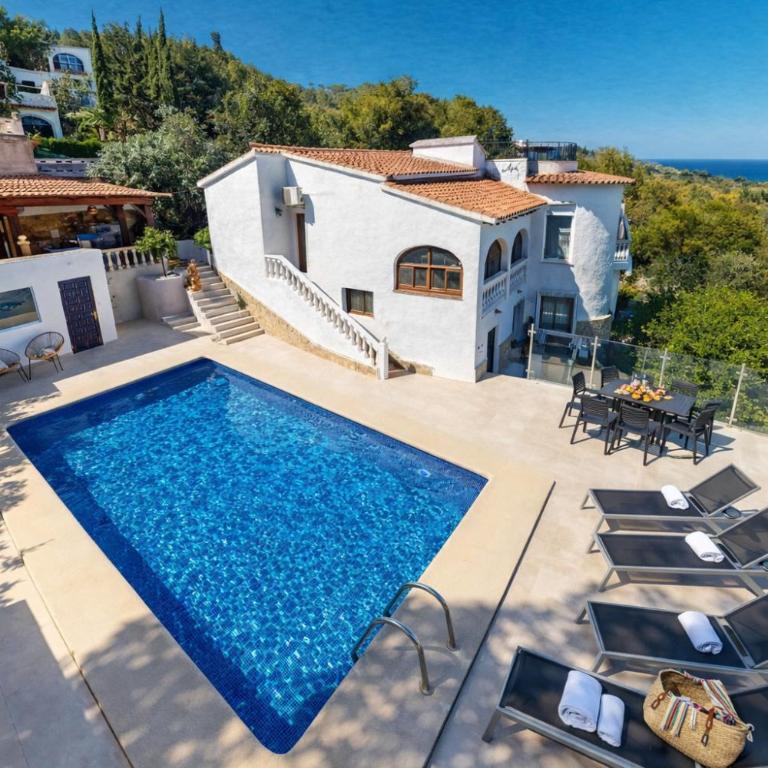 Villa León en Denia, vacaciones con barbacoa en terraza, piscina privada y vistas al Mediterráneo by Family Homes - Villa de 6 dormitorios - 2