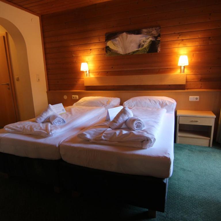 Gasthof Alpensport - inklusive Joker Card - Vierbettzimmer mit Balkon - 4