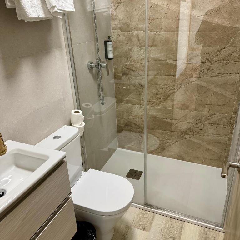 Hostal Fernández Atocha - Double Room with Private Bathroom - 3