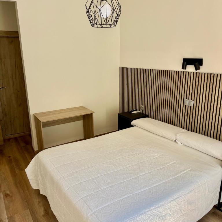 Hostal Fernández Atocha - Double Room with Private Bathroom - 6