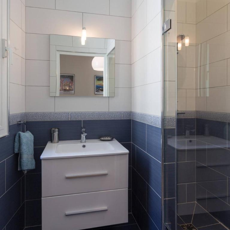 Fully AC, Port-view, 2 min beach and Palais - Apartment - 16