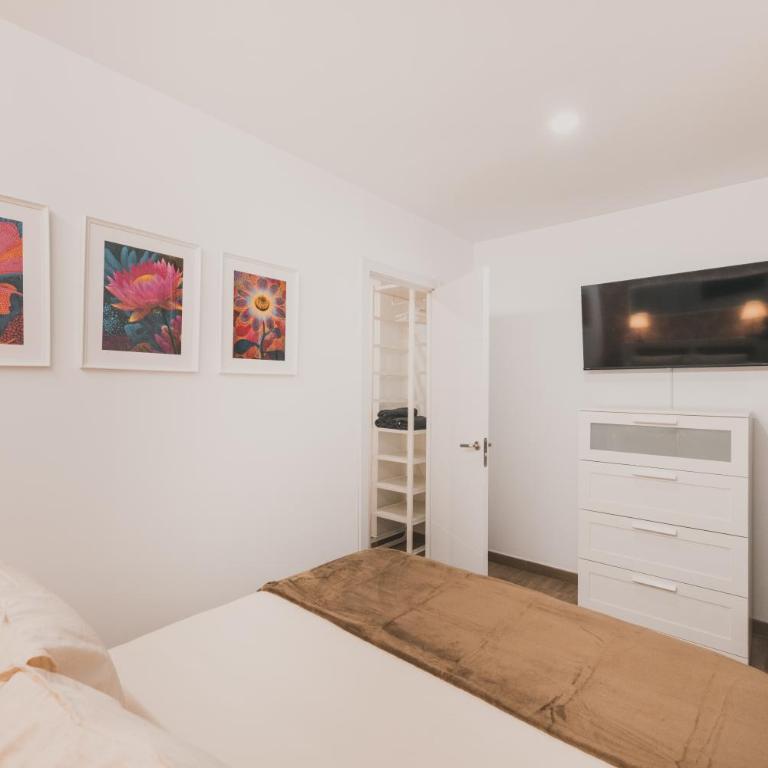 Apartamentos Santa Eugenia C - Three-Bedroom Apartment - 9