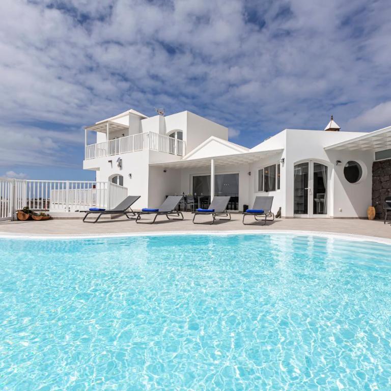 Ocean views and relax in Lanzarote - Three-Bedroom Villa - 2