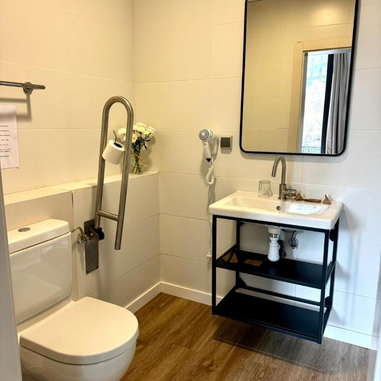 Hostalin Barcelona Gran Via - Double or Twin Room with Balcony - 13
