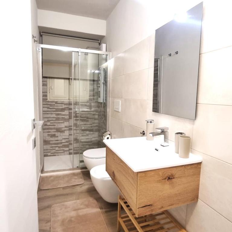 La Rosa House - Double or Twin Room with Private Bathroom - 7