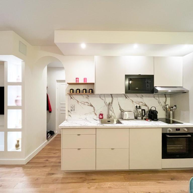 UrbanFlat 224 - Prestige Parisian Central 5 Bedroom Apartment - Apartment - 5