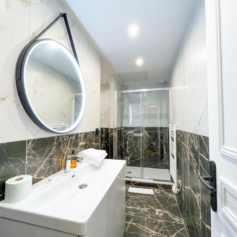 UrbanFlat 224 - Prestige Parisian Central 5 Bedroom Apartment - Apartment - 32