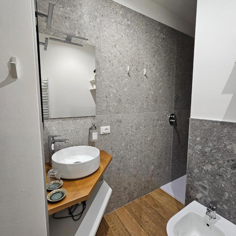 Charming Terrace Apartment - 5 min to Castelvecchio - AC & Garden View - Appartamento con 1 Camera da Letto - 11