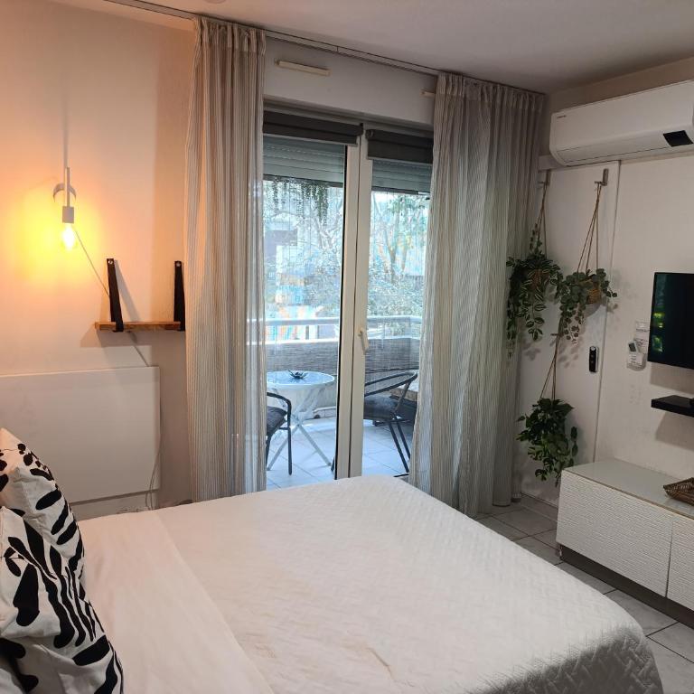 RAVAS Studio climatisé terrasse proche commerces - Apartment mit 1 Schlafzimmer - 2