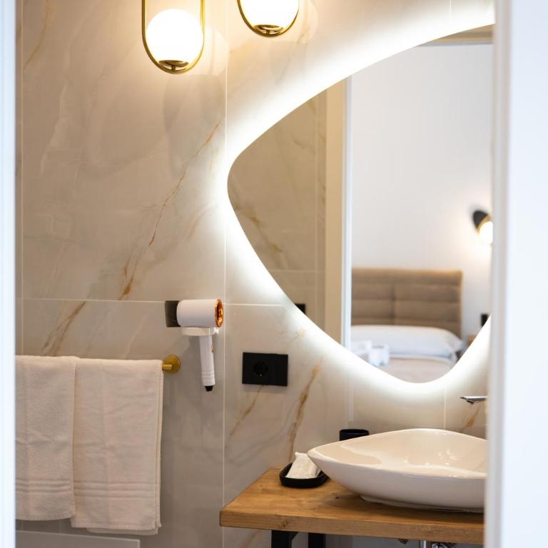 Sky Touch Suites Napoli - Camera Matrimoniale con Balcone - 12