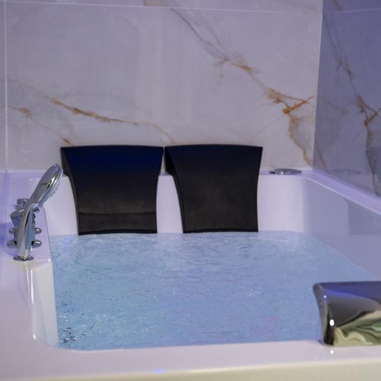 Sky Touch Suites Napoli - Camera Tripla Superior - 10