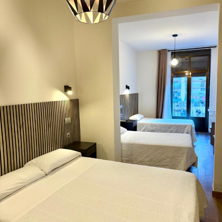 Hostal Fernández Atocha - Quadruple Room with Private Bathroom - 2