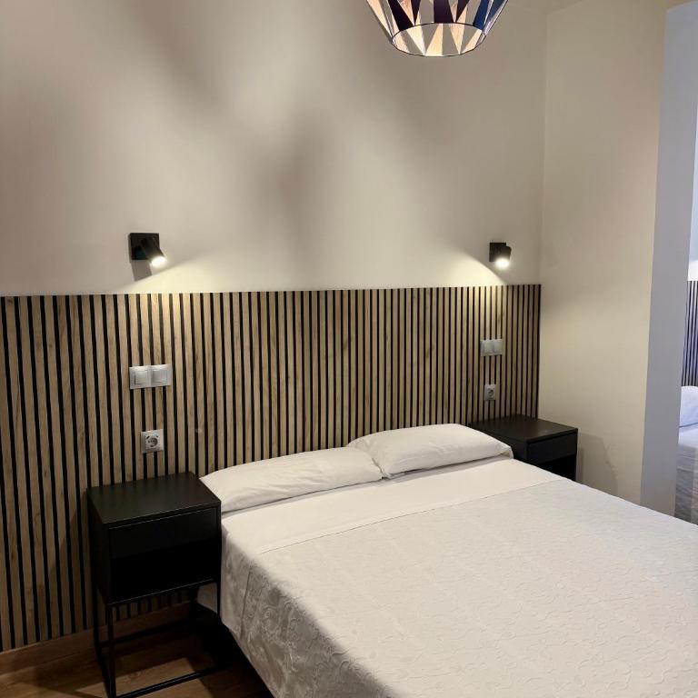 Hostal Fernández Atocha - Quadruple Room with Private Bathroom - 3