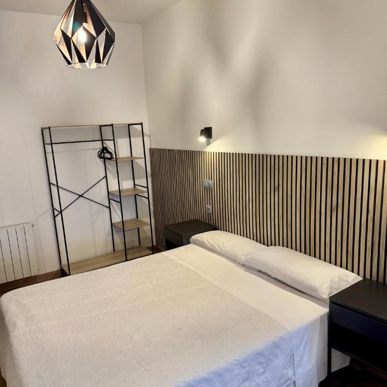 Hostal Fernández Atocha - Quadruple Room with Private Bathroom - 5
