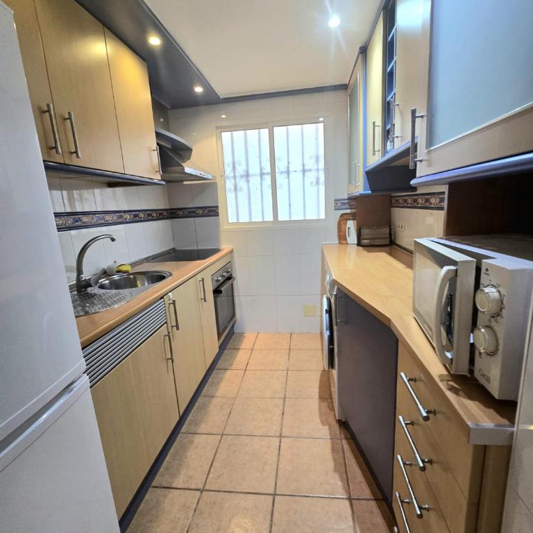 Apartamento Playamar con vistas al mar y piscina a 50 metros del Paseo Marítimo - Apartamento de 2 dormitorios - 14