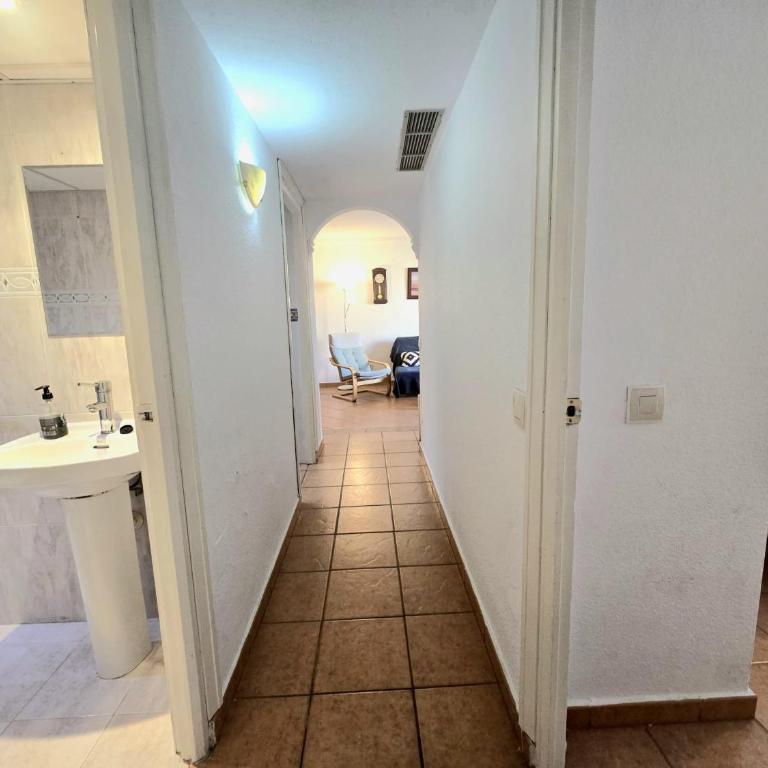 Apartamento Playamar con vistas al mar y piscina a 50 metros del Paseo Marítimo - Apartamento de 2 dormitorios - 16