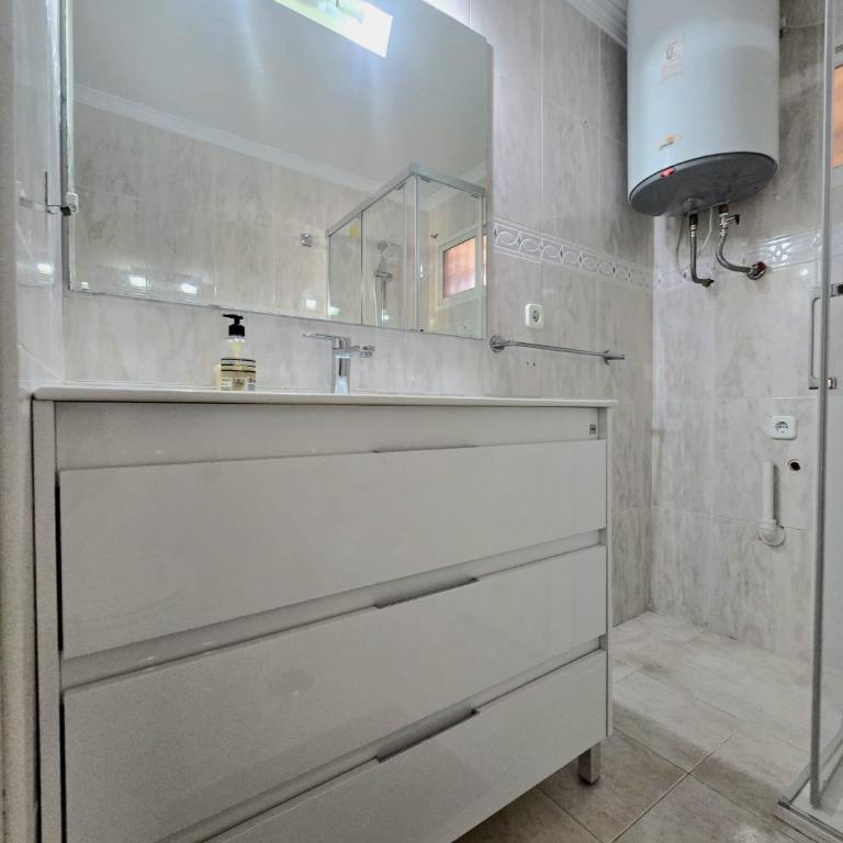 Apartamento Playamar con vistas al mar y piscina a 50 metros del Paseo Marítimo - Apartamento de 2 dormitorios - 30
