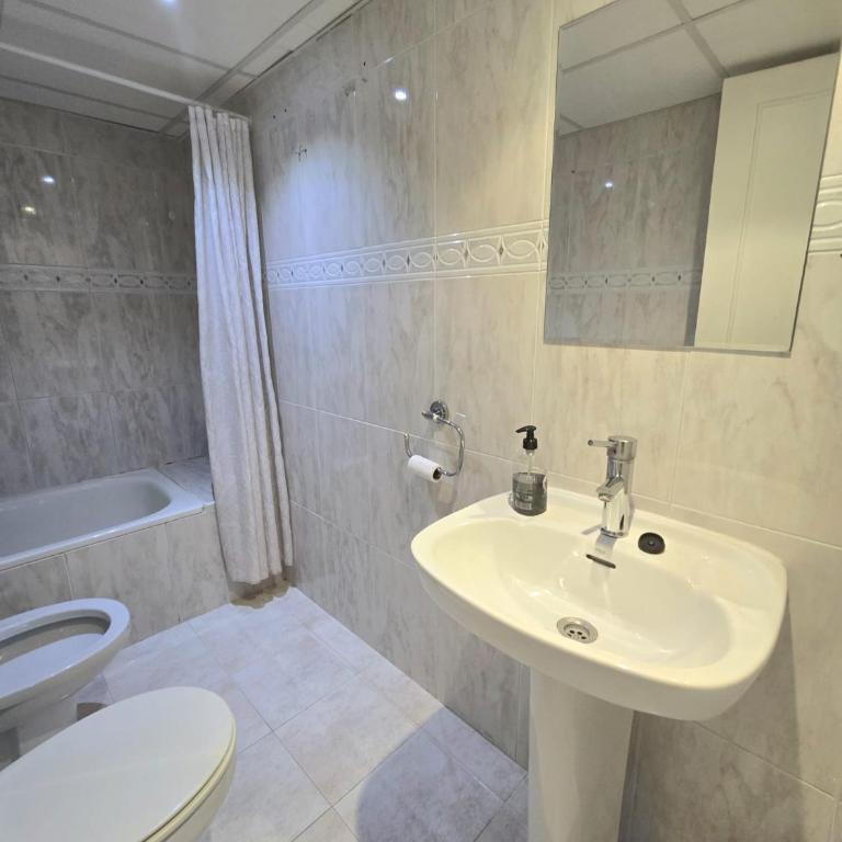 Apartamento Playamar con vistas al mar y piscina a 50 metros del Paseo Marítimo - Apartamento de 2 dormitorios - 25