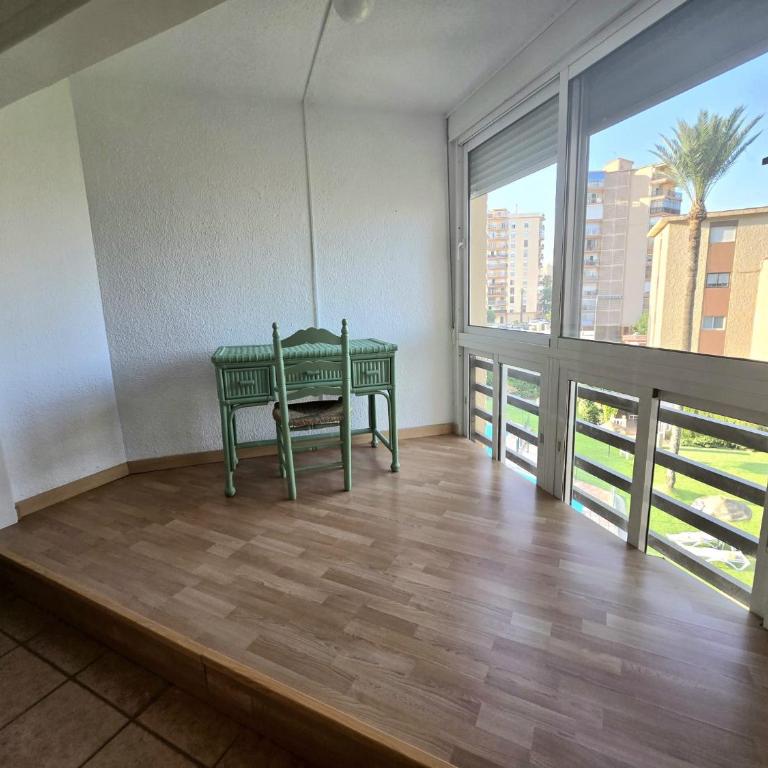Apartamento Playamar con vistas al mar y piscina a 50 metros del Paseo Marítimo - Apartamento de 2 dormitorios - 28