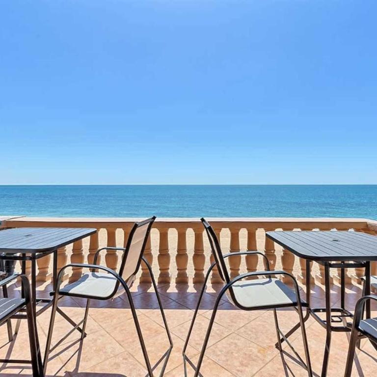 Comfortable Beachfront Condo Las Palmas II 11 B - Apartamento - 38