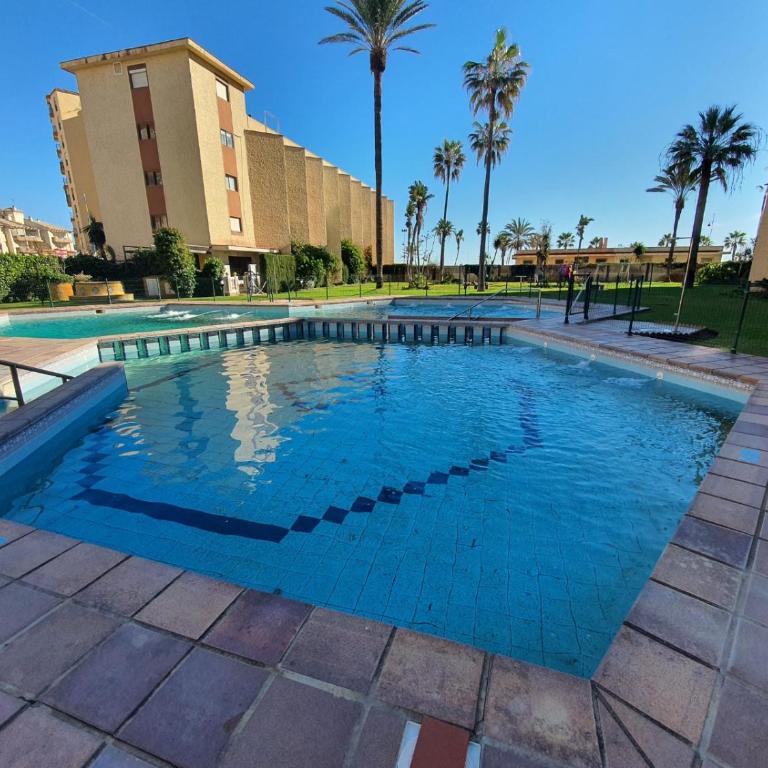 Apartamento Playamar con vistas al mar y piscina a 50 metros del Paseo Marítimo - Apartamento de 2 dormitorios - 35