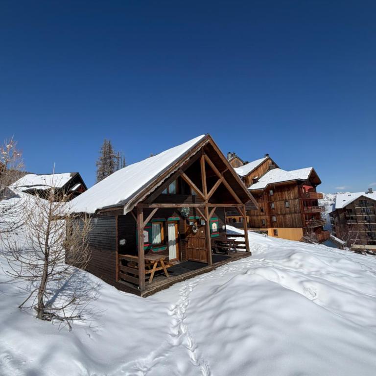 Duplex cosy jusqu'à 6 personnes- chalet des Pléiades - départ skis aux pieds en bordure de piste sans portage - au milieu des fleurs en été - l'autre duplex du chalet est également à nous - Chalet - 4