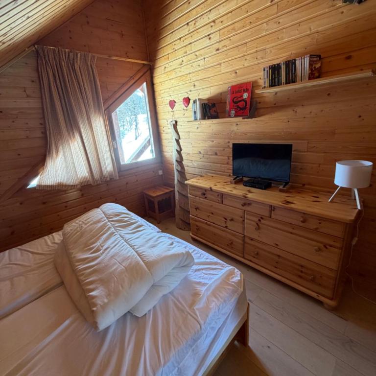 Duplex cosy jusqu'à 6 personnes- chalet des Pléiades - départ skis aux pieds en bordure de piste sans portage - au milieu des fleurs en été - l'autre duplex du chalet est également à nous - Chalet 2 Chambres - 24