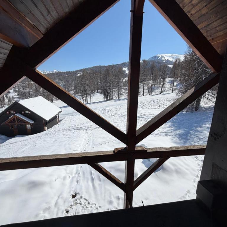 Duplex cosy jusqu'à 6 personnes- chalet des Pléiades - départ skis aux pieds en bordure de piste sans portage - au milieu des fleurs en été - l'autre duplex du chalet est également à nous - Chalet - 28