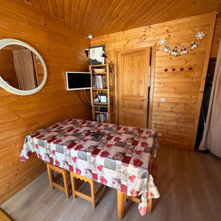 Duplex cosy jusqu'à 6 personnes- chalet des Pléiades - départ skis aux pieds en bordure de piste sans portage - au milieu des fleurs en été - l'autre duplex du chalet est également à nous - Chalet 2 Chambres - 30