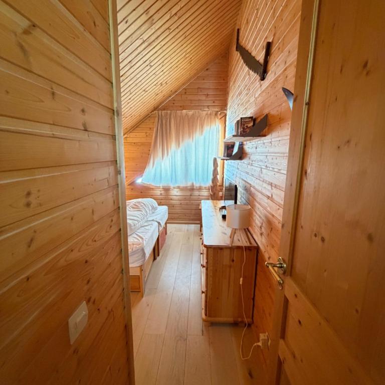 Duplex cosy jusqu'à 6 personnes- chalet des Pléiades - départ skis aux pieds en bordure de piste sans portage - au milieu des fleurs en été - l'autre duplex du chalet est également à nous - Chalet 2 Chambres - 36