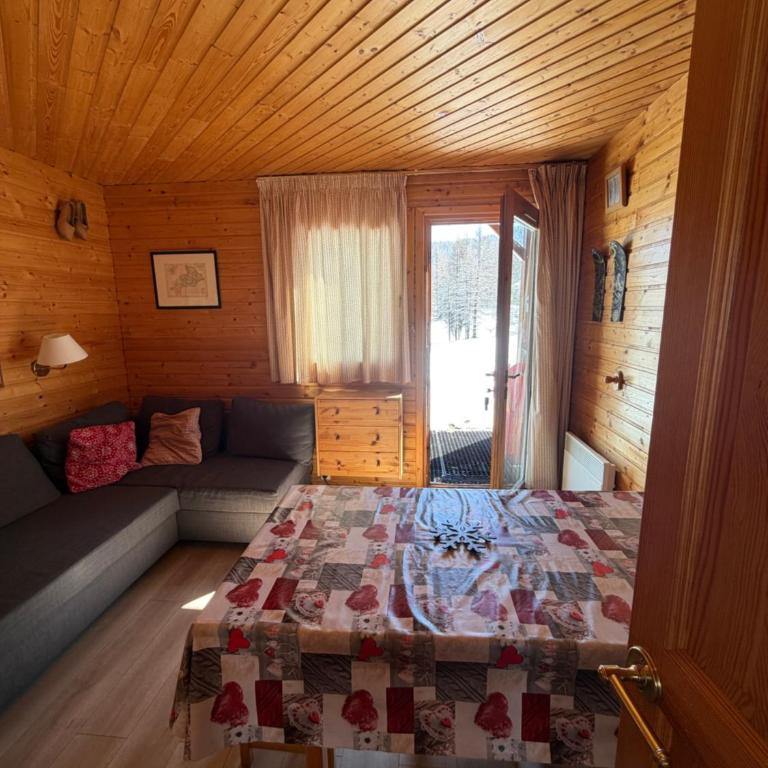 Duplex cosy jusqu'à 6 personnes- chalet des Pléiades - départ skis aux pieds en bordure de piste sans portage - au milieu des fleurs en été - l'autre duplex du chalet est également à nous - Chalet 2 Chambres - 35