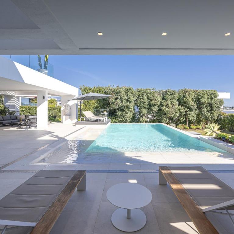 Luxury Five Bedroom Villa with Sea View - Villa - 17