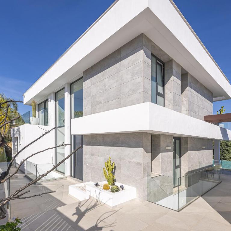 Luxury Five Bedroom Villa with Sea View - Villa - 3