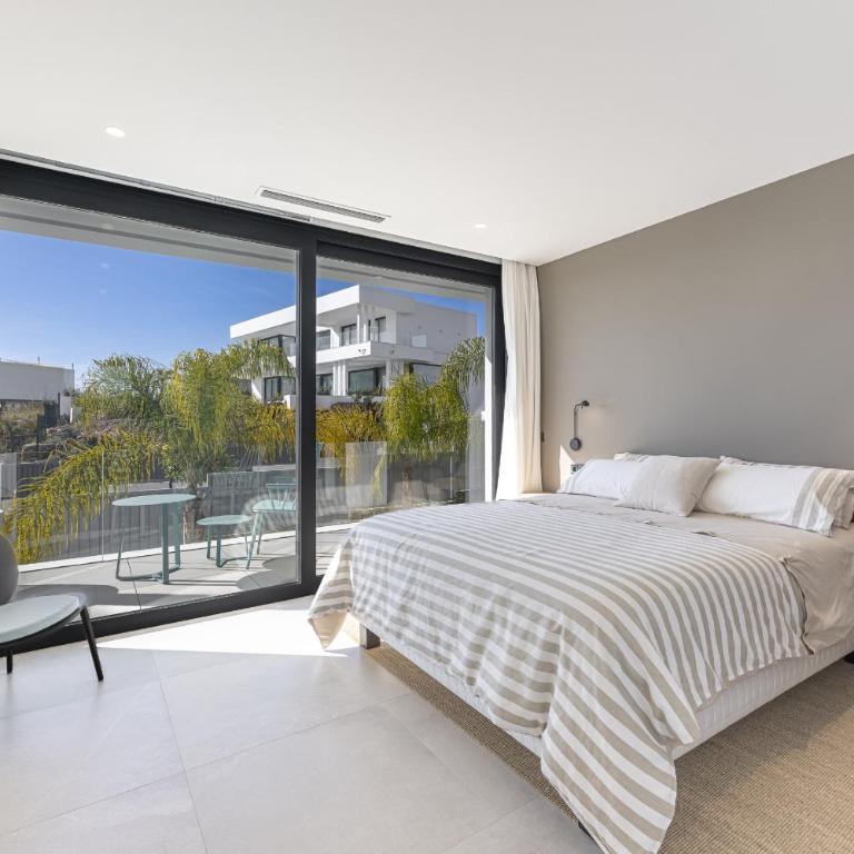 Luxury Five Bedroom Villa with Sea View - Villa - 26