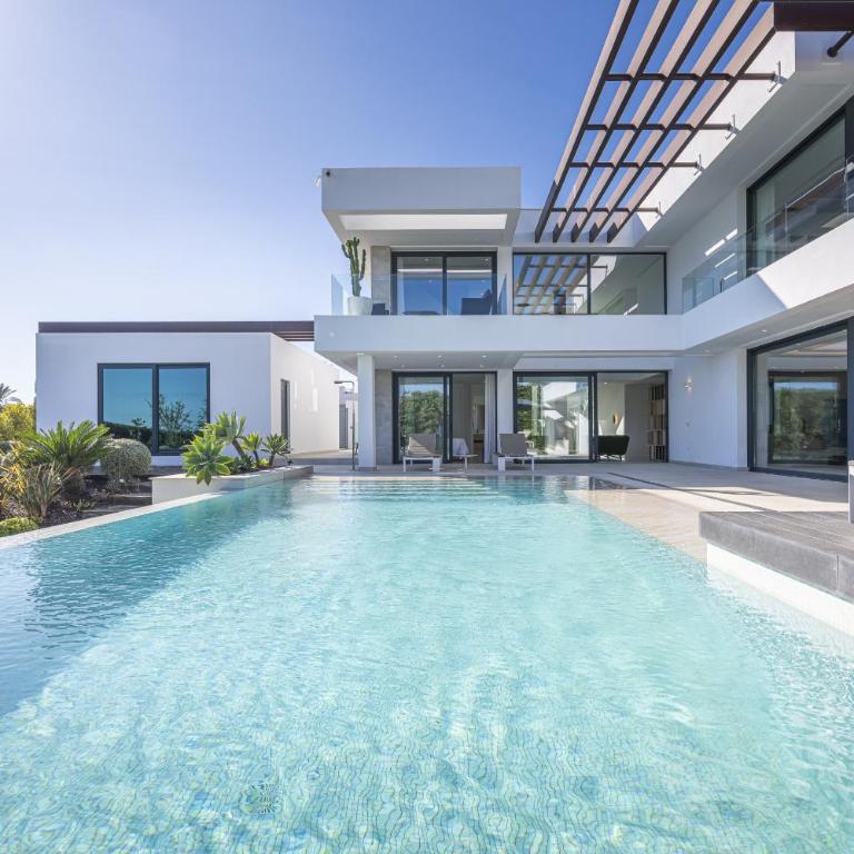 Luxury Five Bedroom Villa with Sea View - Villa - 18