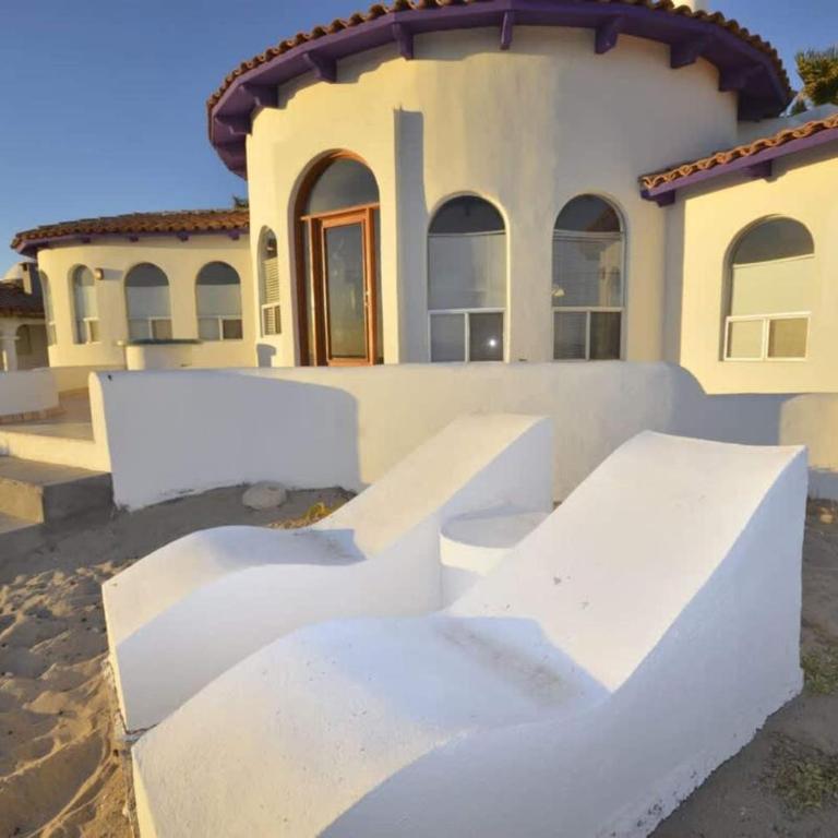 Charming and Rustic Beachfront Home Sun House - Apartment - 4