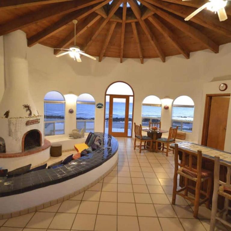 Charming and Rustic Beachfront Home Sun House - Apartment - 7