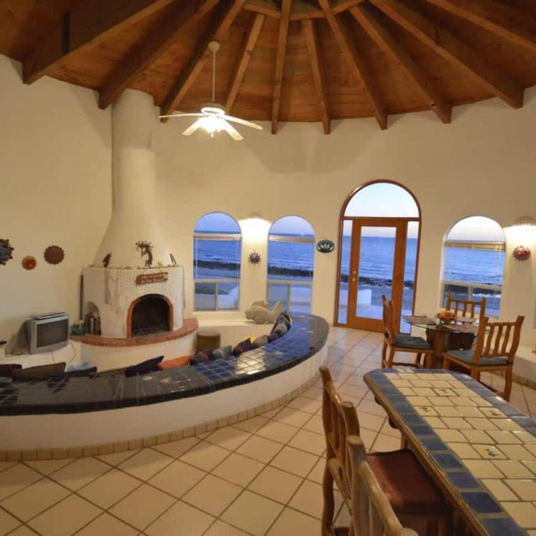 Charming and Rustic Beachfront Home Sun House - Apartment - 6