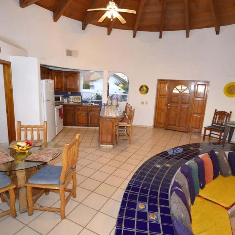 Charming and Rustic Beachfront Home Sun House - Apartment - 11