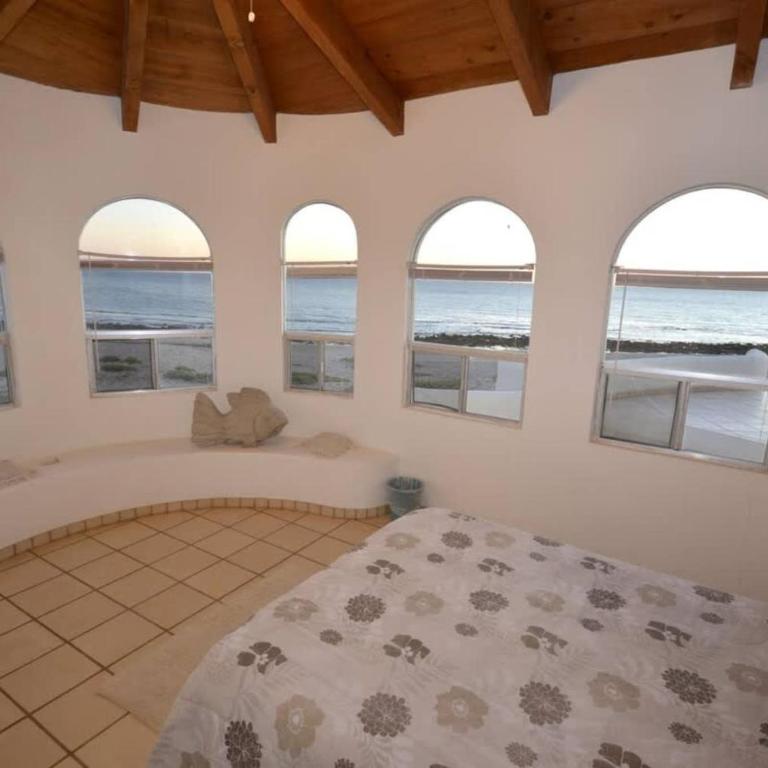 Charming and Rustic Beachfront Home Sun House - Apartment - 15