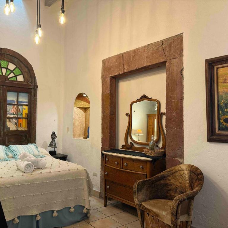 4 BD Colonial in Centro Near the Parish-7 Min Walk - Four-Bedroom House - 89