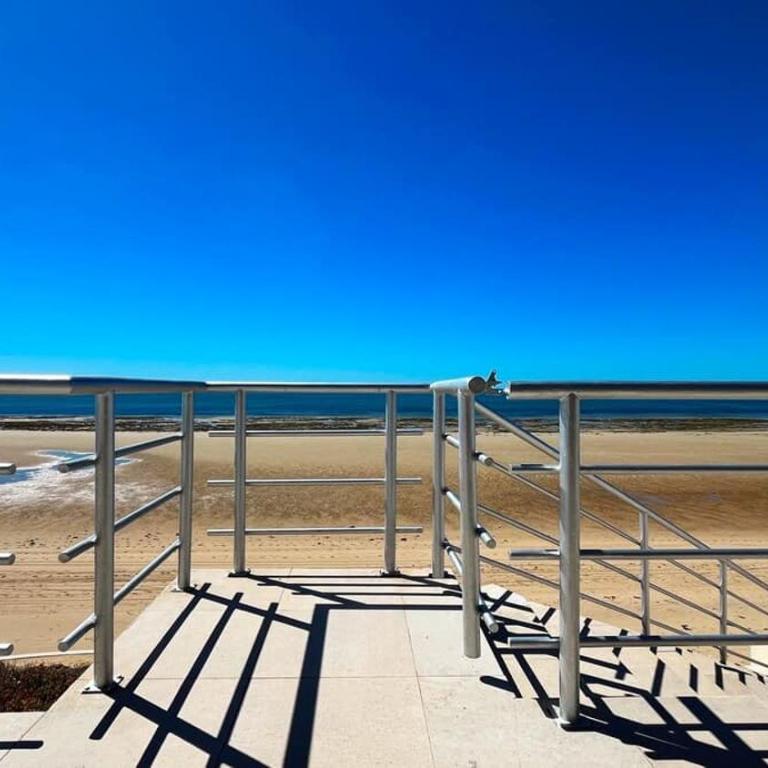Spacious Family Beachfront Home The Beach House - Vacation Home - 17