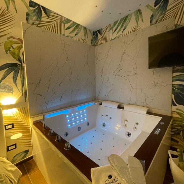 Suite Del Borgo - Deluxe Suite with Spa Bath - 11