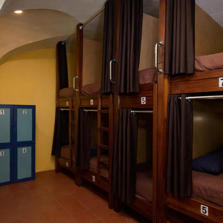 Wild Rover La Paz - Deluxe Pod-Style 10-Bed Dormitory Room with Shared Bathroom - 4